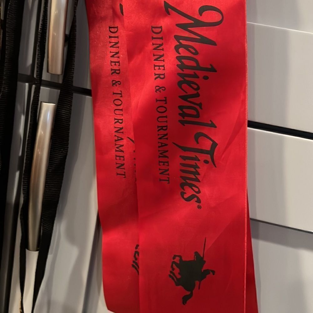 VIP Medieval Times pass and flags - Picture 4 of 6